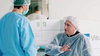 Unikátní operace zbavila Vladimíra vetchozrakosti. Nemoc dlouhých rukou čeká téměř každého