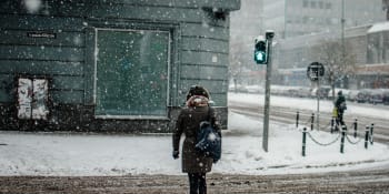V Česku udeří zima, napadne sníh. Meteorologové varují před mrznoucí mlhou
