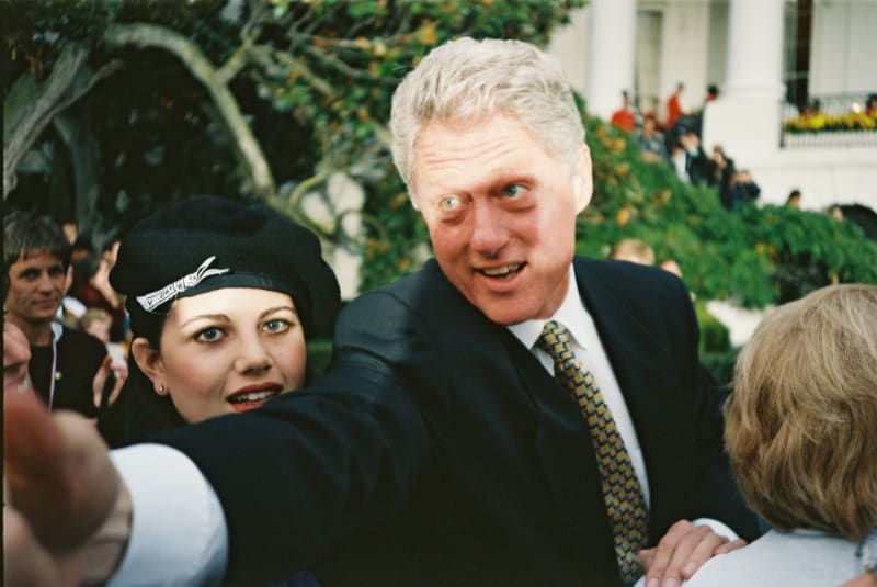 Bill Clinton u Bílého domu v listopadu 1996 slaví své druhé zvolení prezidentem. Po jeho boku stážistka Monika Lewinská.