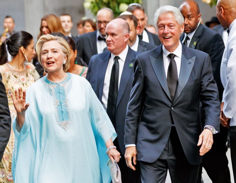 Bývalý prezident Clinton s manželkou Hillary v roce 2017, všechny jeho skandály i obvinění až do současnosti ustáli.