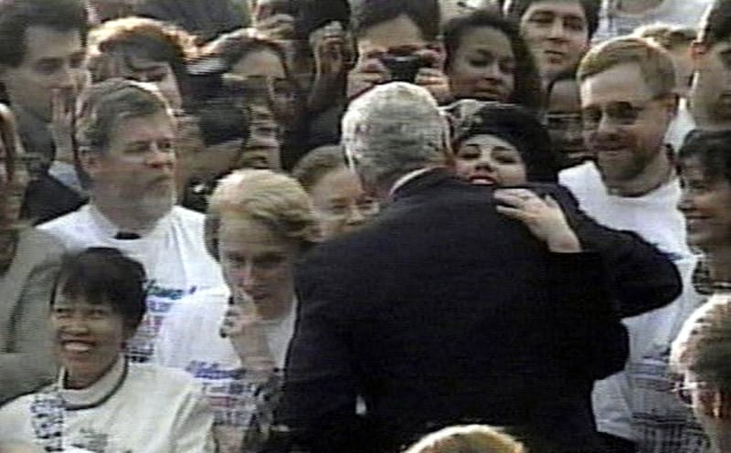 Prezident Clinton objímá Moniku Lewinskou při oslavách svého znovuzvolení prezidentem USA.