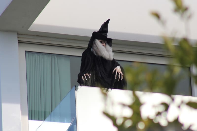 Před několika dny se na zpěvaččiným balkonu objevila figurína čarodějnice v životní velikosti, která byla podle informací deníku Marca „namířena přímo na dům její bývalé tchyně“.