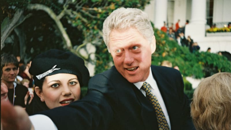 Znásilnění, harašení a lži. Bill Clinton kvůli sexuálním aférám málem přišel o Bílý dům