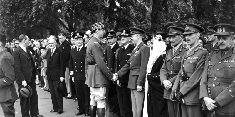 Dnes generálové, zítra prezidenti. Charles de Gaulle se v Londýně zdraví s Dwightem D. Eisenhowerem (1942)