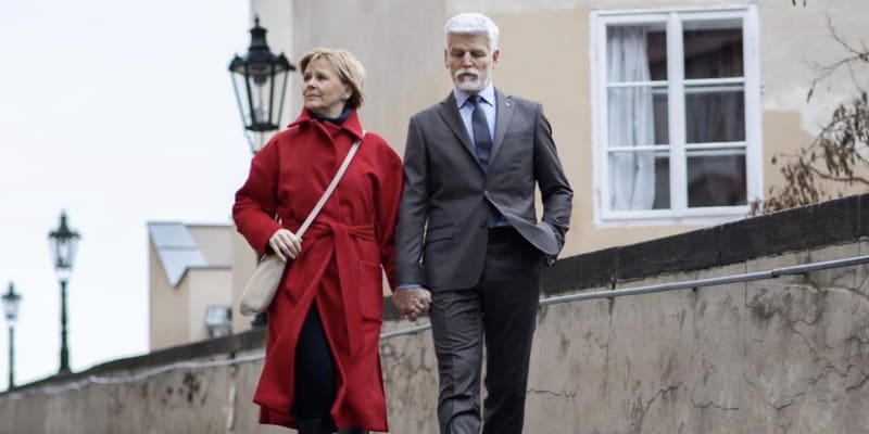 Generál Pavel s manželkou Evou na procházce v Praze. 