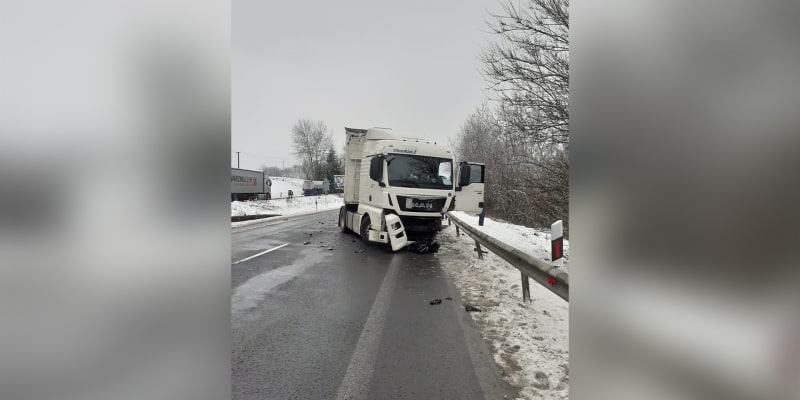U obce Kriváň na Slovensku došlo k tragické srážce osobního vozu s kamionem.