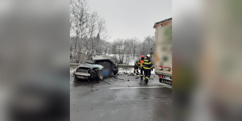 U obce Kriváň na Slovensku došlo k tragické srážce osobního vozu s kamionem.