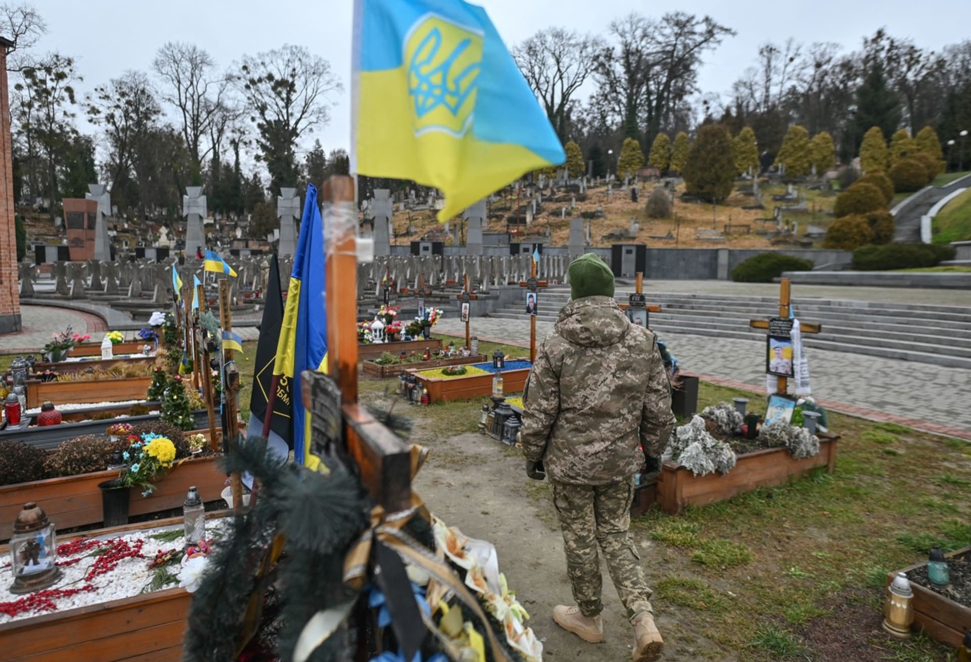 Přibližně sto tisíc padlých a raněných vojáků na obou stranách. Takové jsou podle amerických zdrojů ukrajinské a ruské ztráty po téměř rok trvající válce.