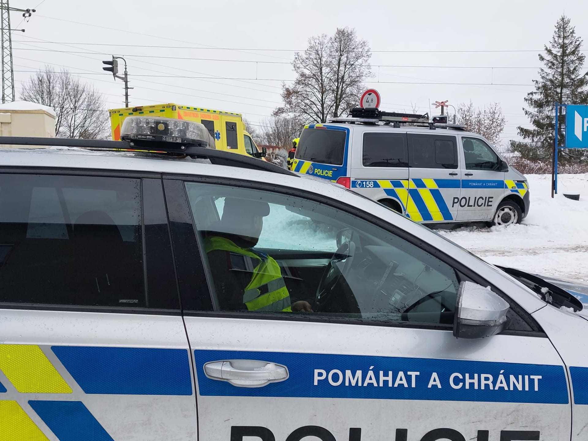 Po sobotní srážce vlaku s osobním autem na přejezdu v Ostravě-Třebovicích zemřely dvě děti cestující v autě. Na místě zasahovali policisté a hasiči.
