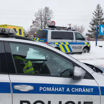 Po sobotní srážce vlaku s osobním autem na přejezdu v Ostravě-Třebovicích zemřely dvě děti cestující v autě. Na místě zasahovali policisté a hasiči.