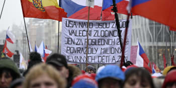 Vlajky nad hlavami i „fialový hnus“. Stovky demonstrantů v Praze volaly po demisi vlády