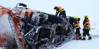 Zapadlé autobusy a nehody. Sníh komplikuje dopravu v Česku, na Trutnovsku zabil řidiče strom