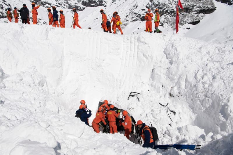 Pátrání po obětech laviny v Tibetu skončilo, zahynulo nejméně 28 lidí.