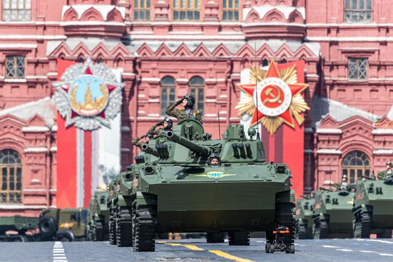 Ruská obojživelná bojová vozidla pěchoty BMD-4 na vojenské přehlídce v Moskvě