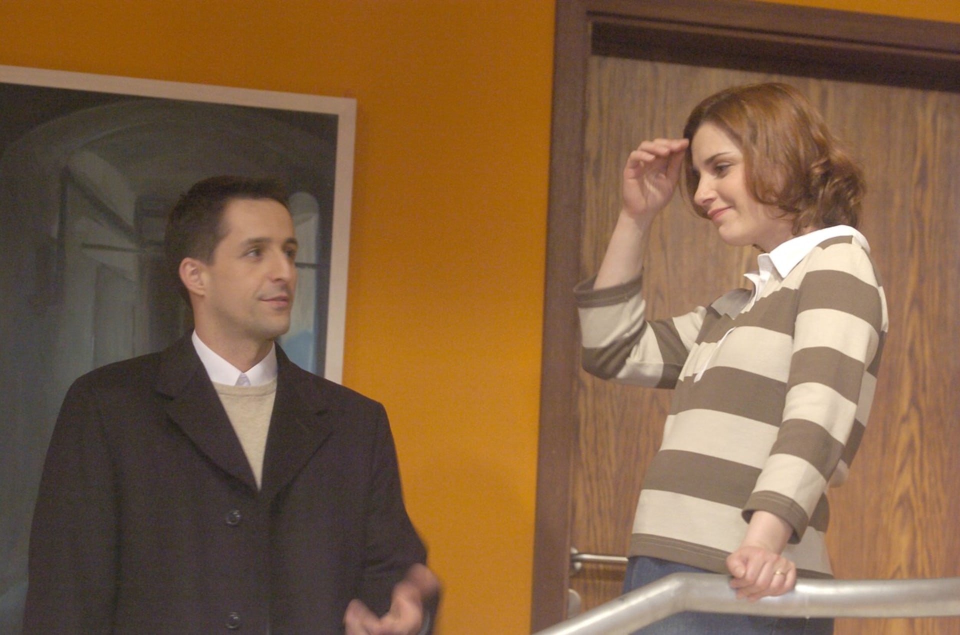 Zuzana Dřízhalová s kolegou Tomášem Krejčířem během natáčení seriálu Rodinná pouta. 
