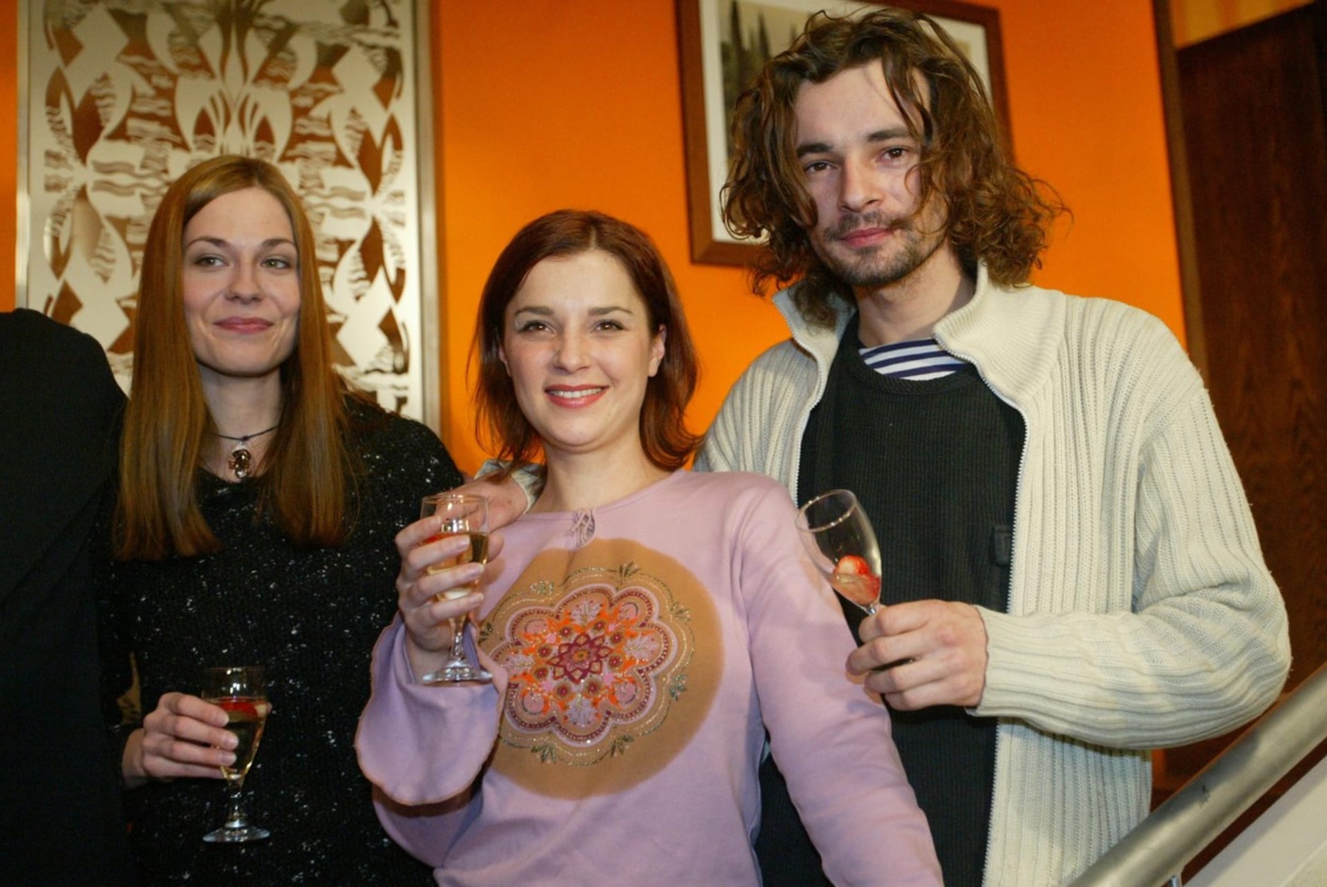 Zuzana Dřízhalová s kolegy během natáčení seriálu Rodinná pouta. 