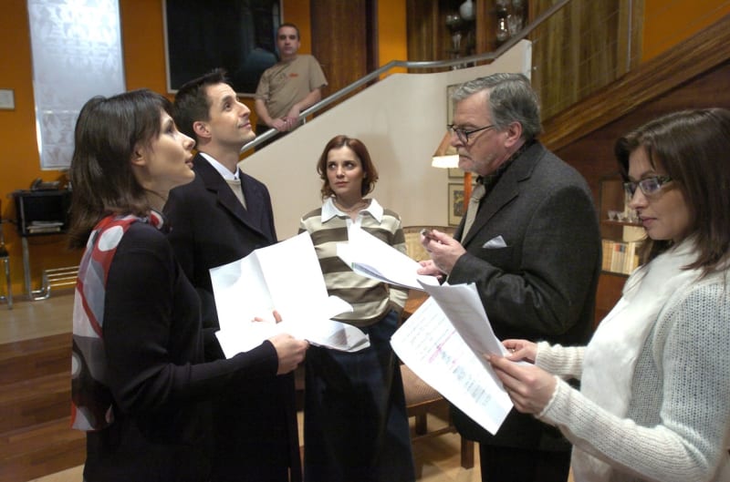 Zuzana Dřízhalová s kolegy během natáčení seriálu Rodinná pouta. 