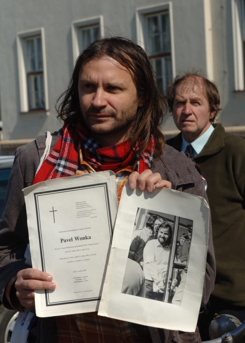 Martin Věchet ukazuje Wonkovo parte při vzpomínkovém shromáždění u příležitosti dvacátého výročí Wonkova úmrtí ve vězení