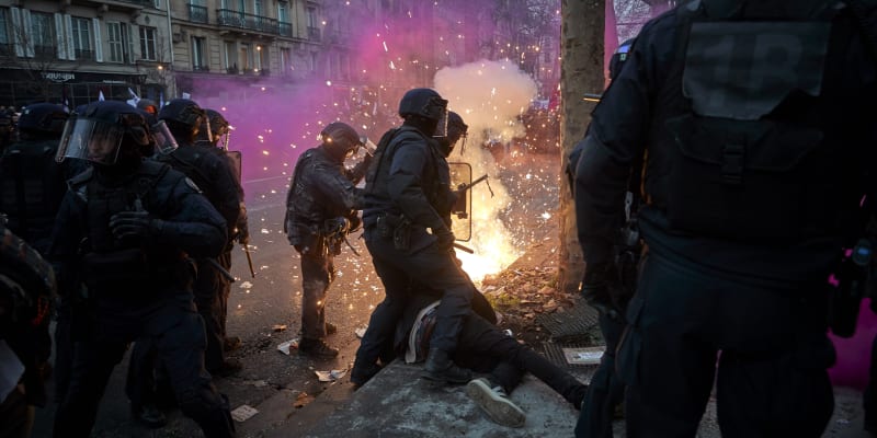 Vyhrocené dění v Paříži při protestech proti důchodové reformě