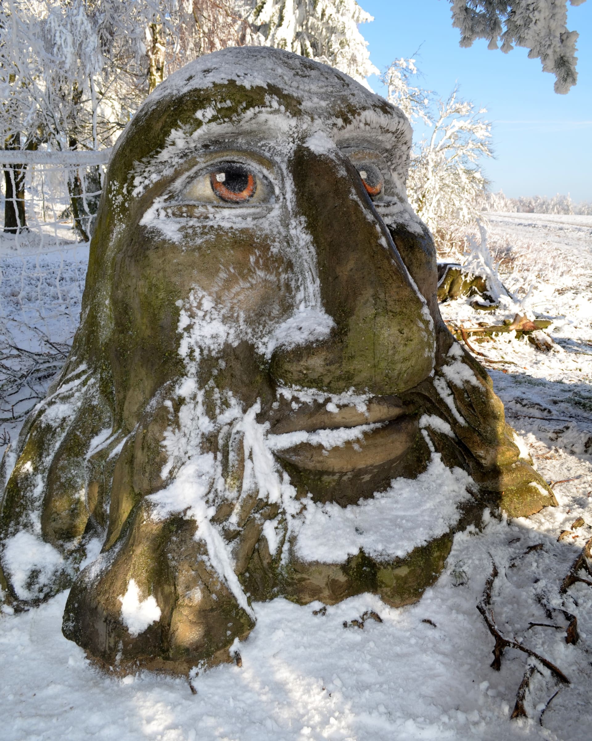 Originální betonová skulptura hlavy Mamlase místního sochaře Michala Olšiaka. Od sochy je krásný výhled na město Žďár nad Sázavou a zejména na světoznámý poutní kostel svatého Jana Nepomuckého na Zelené hoře.