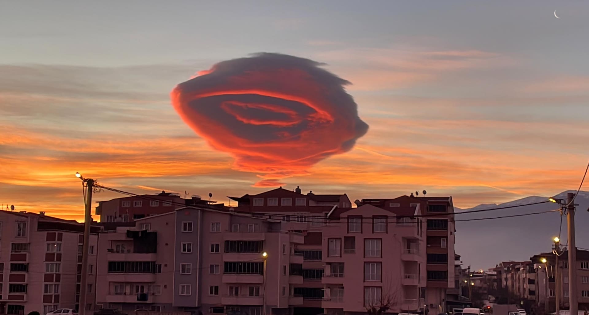 Takhle viděli lentikulární mrak obyvatelé turecké Bursy