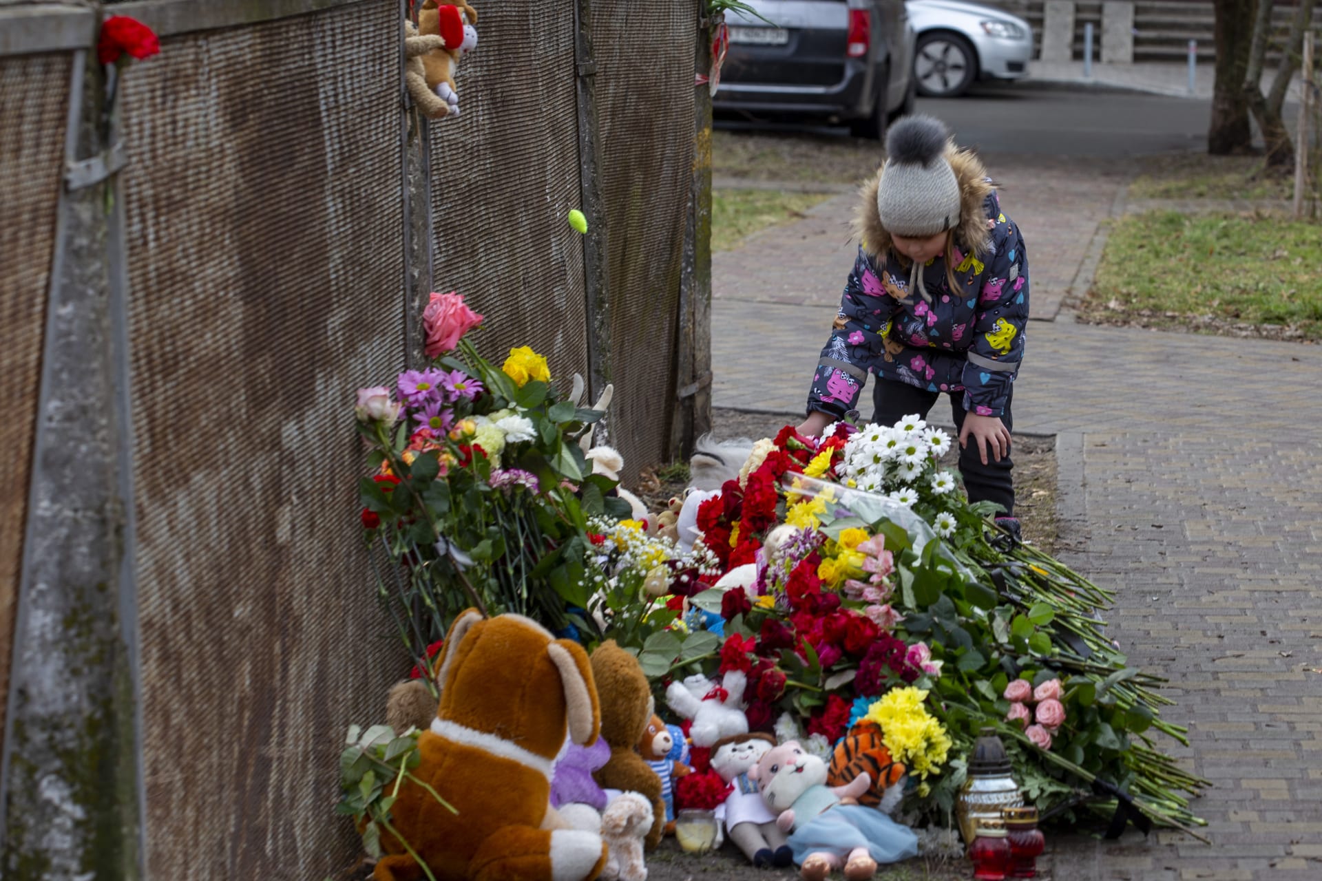 Občané a příbuzní zesnulých pokládají květiny a různé hračky na místě neštěstí 18. ledna 2023 po havárii vrtulníku ve městě Brovary v Kyjevské oblasti.