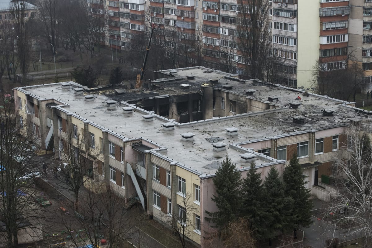 Pohled na místo havárie vrtulníku u mateřské školy ve městě Brovary na okraji Kyjeva, Ukrajina, 18. ledna 2023.