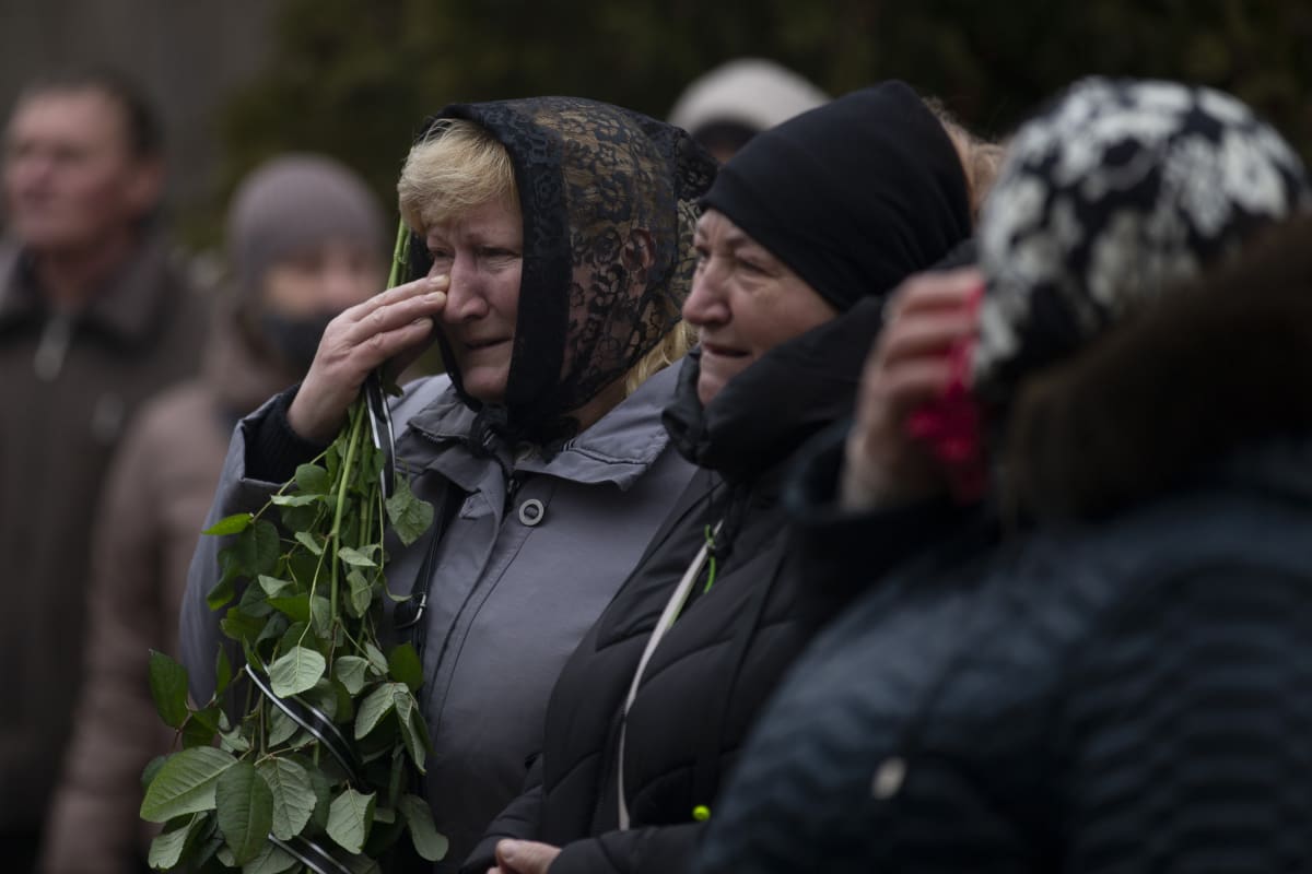 Lidé truchlí na pohřebním obřadu za Marinu Granovskou, oběť havárie vrtulníku ve městě Brovary, 22. ledna 2023 v Kyjevě na Ukrajině.