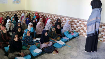 Tálibán zakázal dívkám vzdělání. V Afghánistánu nyní vznikají tajné podzemní školy