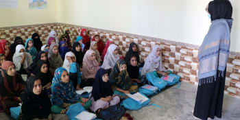 Tálibán zakázal dívkám vzdělání. V Afghánistánu nyní vznikají tajné podzemní školy