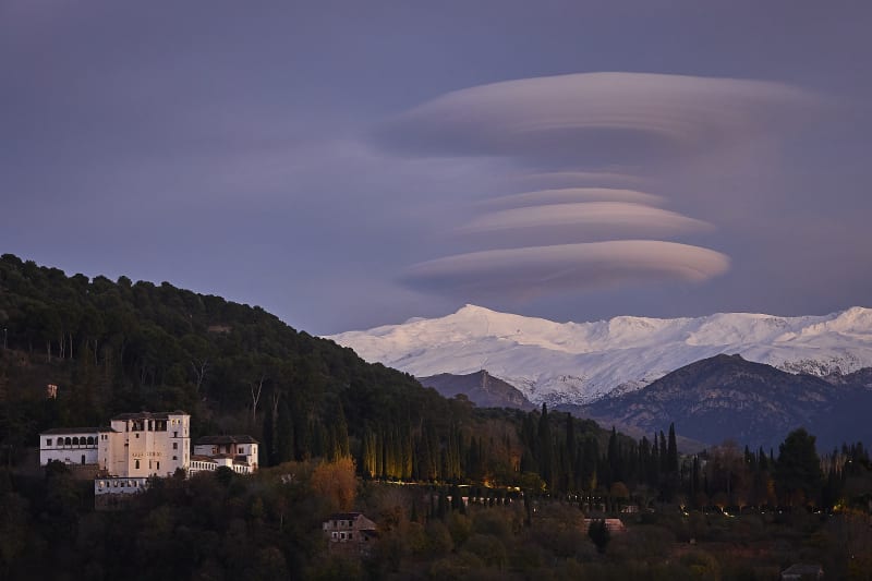 Fascinující čočkovité mraky nad pohořím Sierra Nevada na jihu Španělska (v popředí palác Alhambra v Granadě)