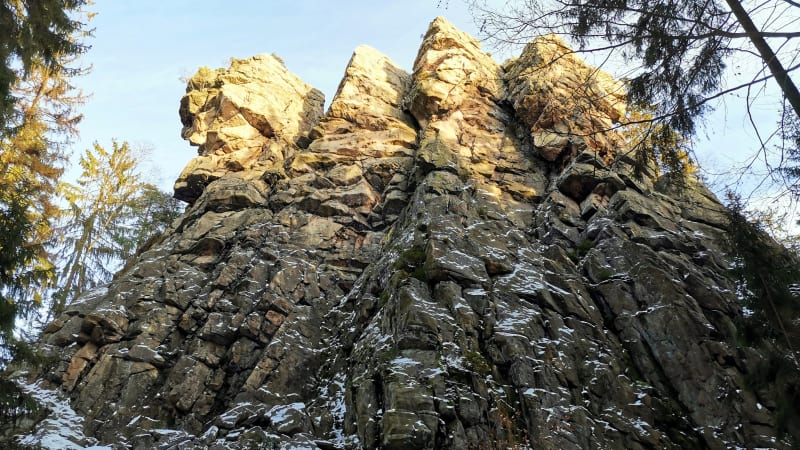 Vysočina Čtyři palice: Mohutné skalní bloky, které jsou vysoké až 33 metrů, vznikly mrazovým zvětráváním a v létě jsou oblíbeným cílem horolezců.