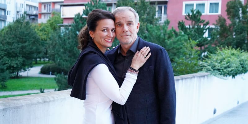 Lukáš Vaculík a Adéla Gondíková coby manželský pár v detektivní sérii Poslední oběť.