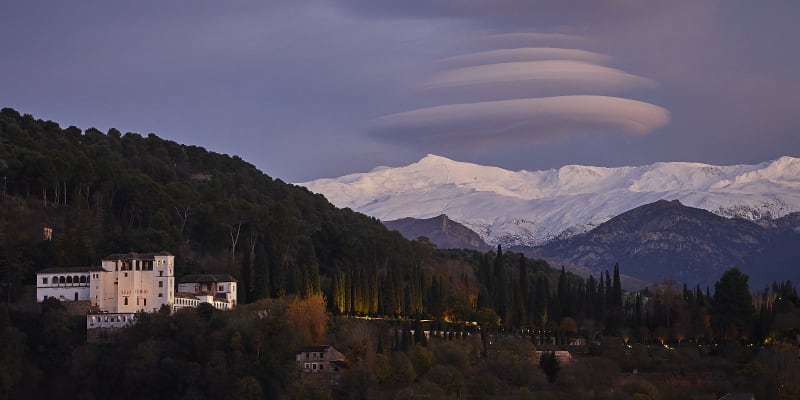 Fascinující čočkovité mraky nad pohořím Sierra Nevada na jihu Španělska (v popředí palác Alhambra v Granadě)