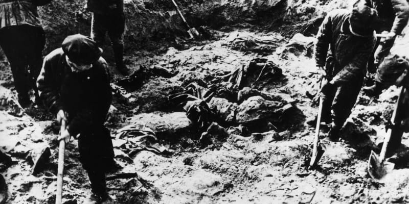 Odhalení masového hrobu v Katyni
