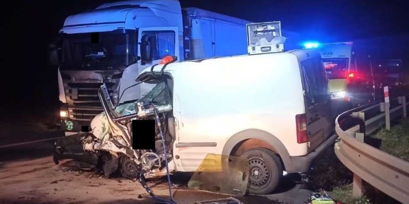 Řidič autobusu původem z Bosny a Hercegoviny způsobil v říjnu 2021 smrtelnou dopravní nehodu na Ústecku.