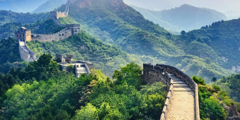 Velká čínská zeď je starý systém opevnění táhnoucí se napříč severní Čínou