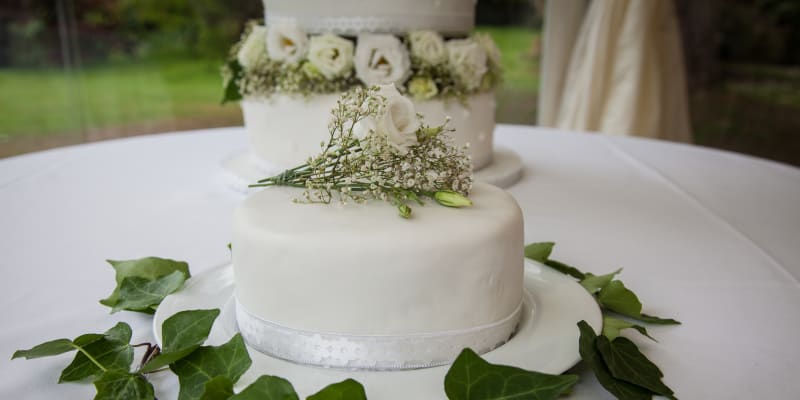 Břečťanem můžete ozdobit i svatební dort, ale pozor, listy rozhodně nejsou jedlé