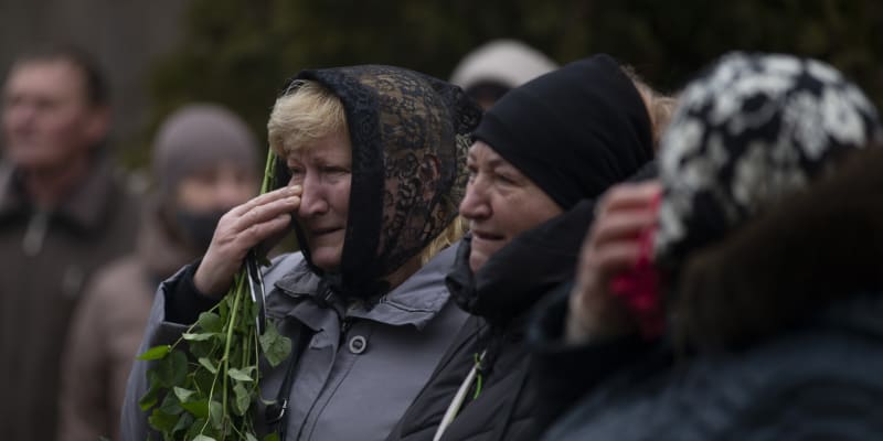 Lidé truchlí na pohřebním obřadu za Marinu Granovskou, oběť havárie vrtulníku ve městě Brovary, 22. ledna 2023 v Kyjevě na Ukrajině.