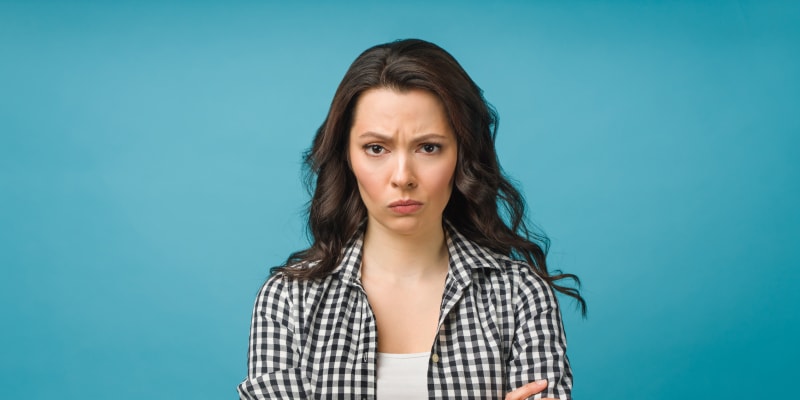 Syndrom naštvaného obličeje má často negativní odezvu