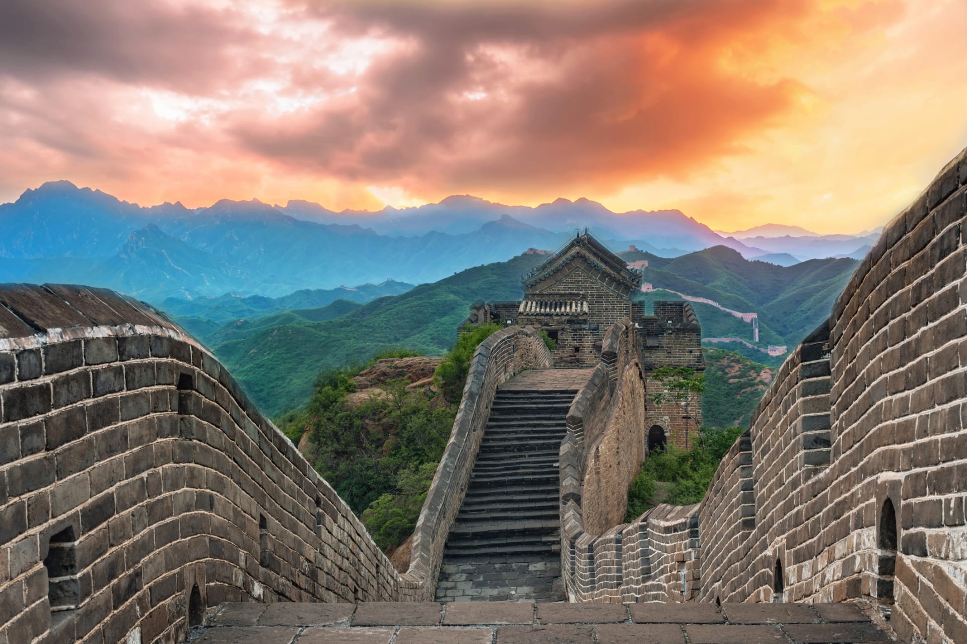 Dnešní podoba zdi byla vybudována za dynastie Ming v době od konce 15. do začátku 17. století. Jejím účelem bylo chránit Čínu před mongolskými nájezdy