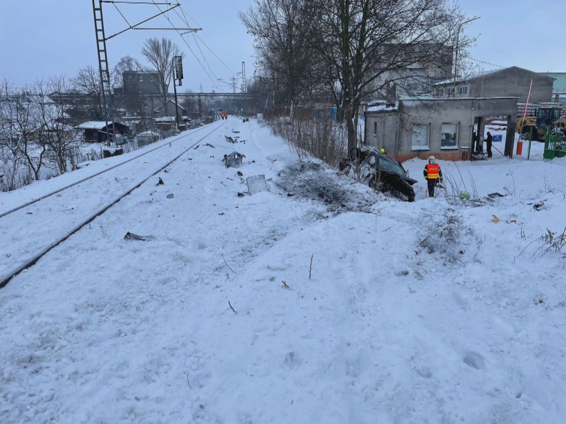 Po sobotní srážce vlaku s osobním autem na přejezdu v Ostravě-Třebovicích zemřely dvě děti cestující v autě.