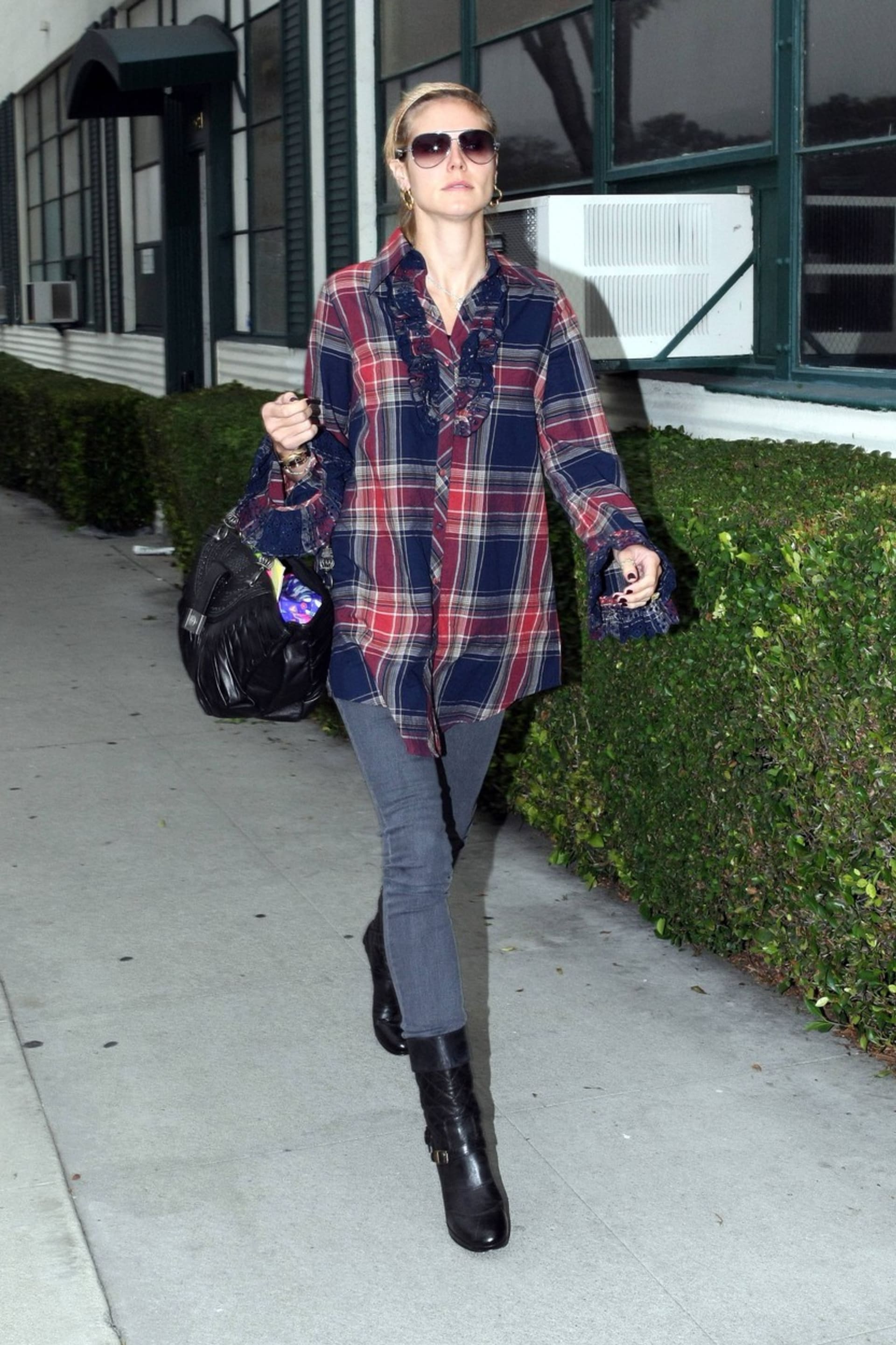 Flanelová košile se hodí k džínám i sukni. Takto ji vynesla topmodelka Heidi Klum.