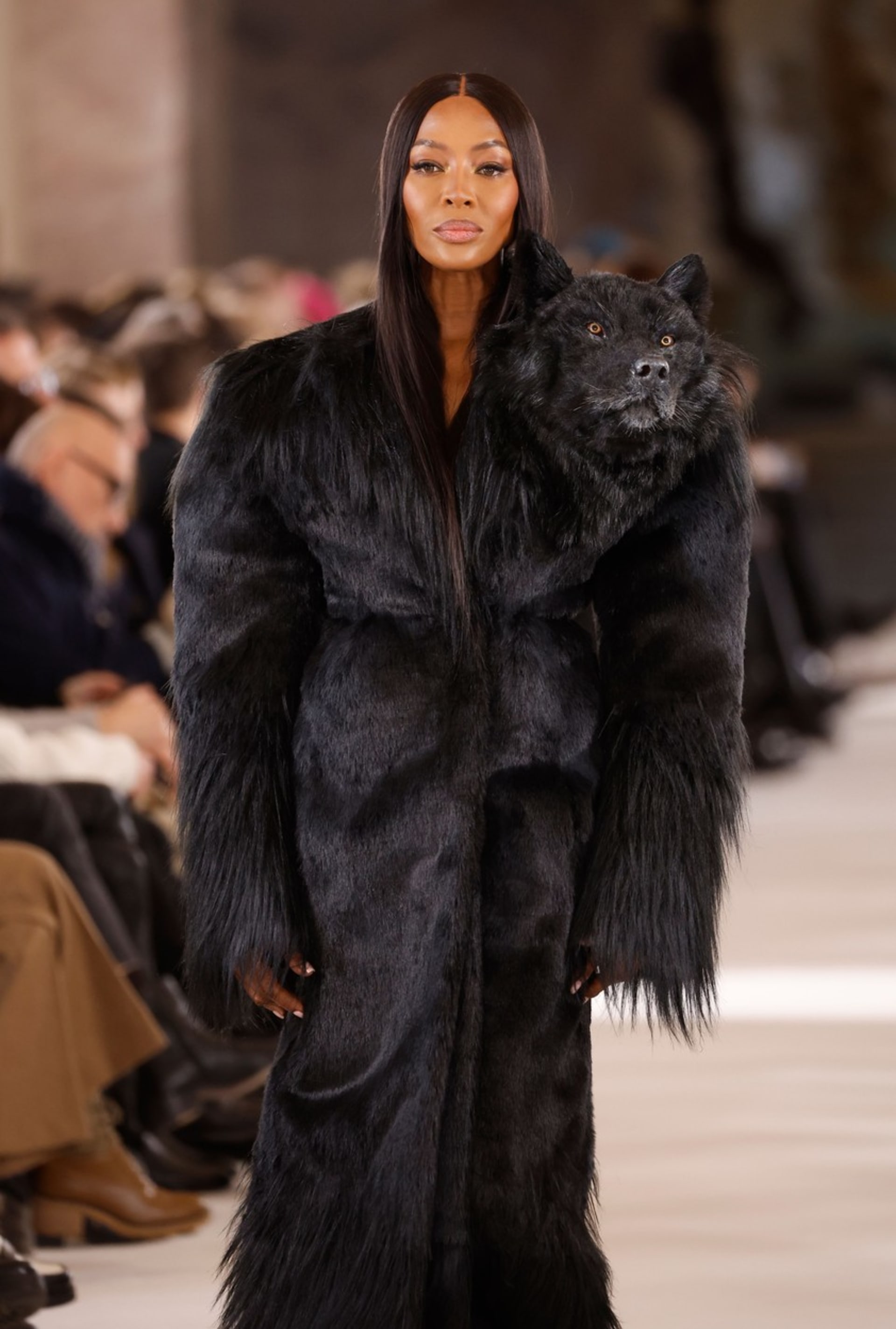 Topmodelka Naomi Campbell vynesla kabát s hlavou vlčice
