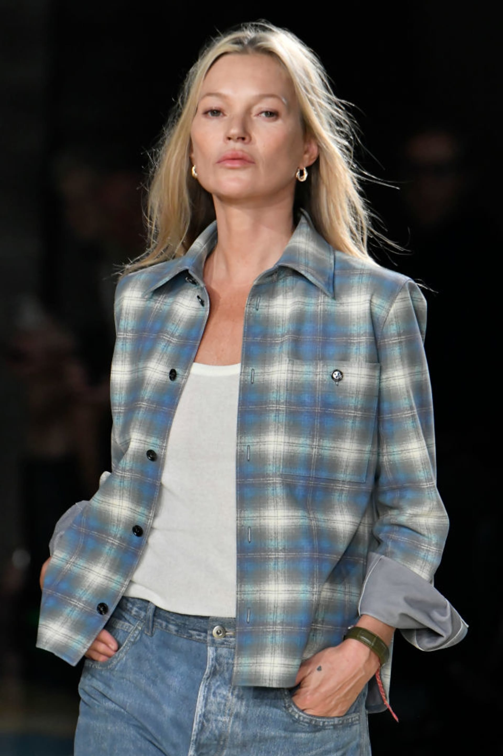 Topmodelka Kate Moss ve flanové košili na přehlídce italské značky Bottega Veneta