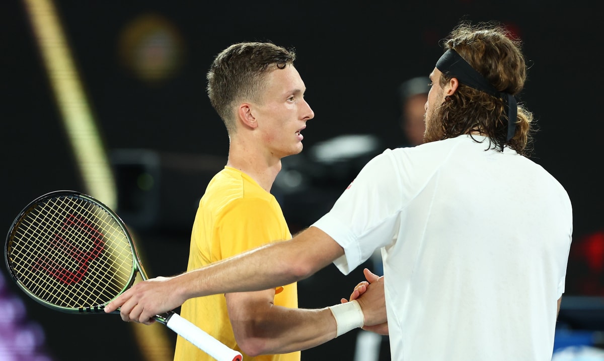 Jiří Lehečka gratuluje Tsitsipasovi k postupu do semifinále Australian Open.
