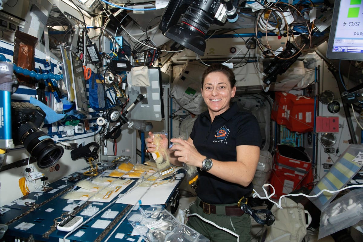 I americká astronautka Nicole Mannová se přesvědčila, že na ISS je poněkud těsno.