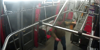 Opilý muž zdemoloval kladívkem v Praze tramvaj a zaútočil i na řidiče. Policie prosí o pomoc