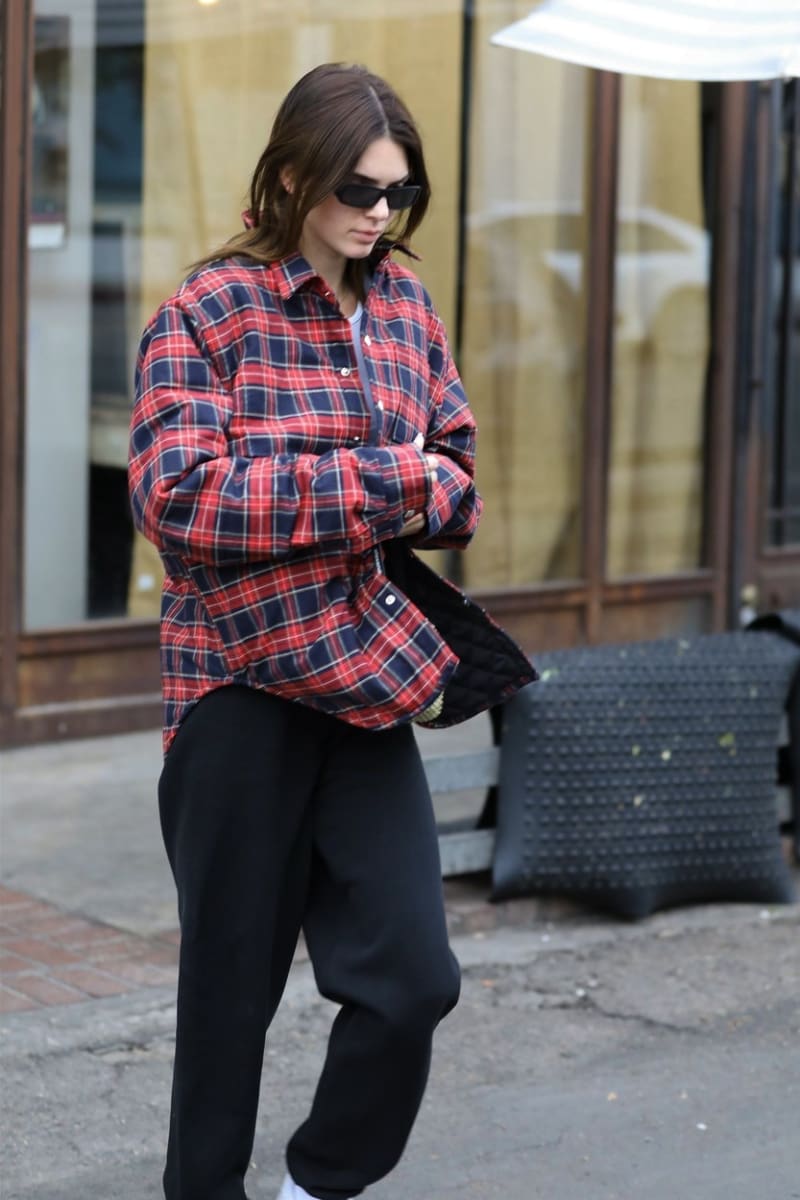 Flanelová košile se stala opět módním trendem. Nedá na ni dopustit ani modelka Kendall Jenner.