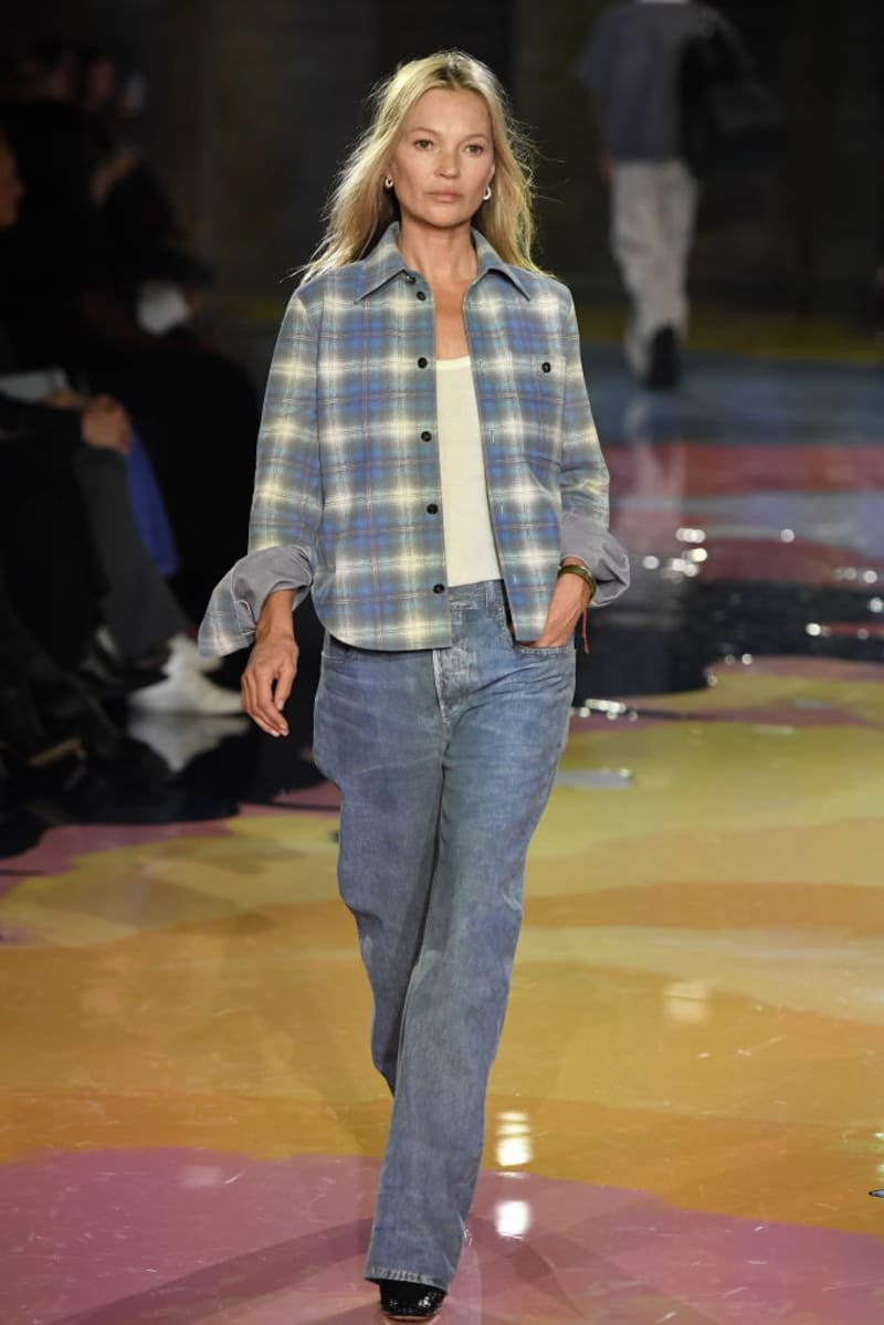 Flanelová košile v kombinaci s džíny je nestárnoucí klasika a modelka Kate Moss je toho jasným důkazem.